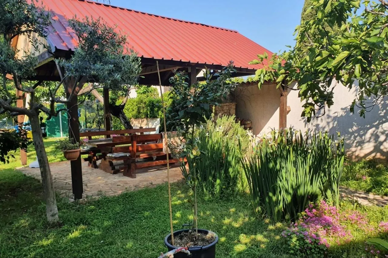 App Luka 1 - Green Garden For Children And Pets Porec Guest house