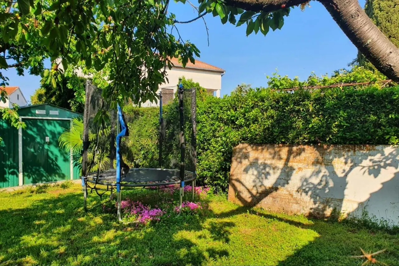Guest house App Luka 1 - Green Garden For Children And Pets Porec Croatia