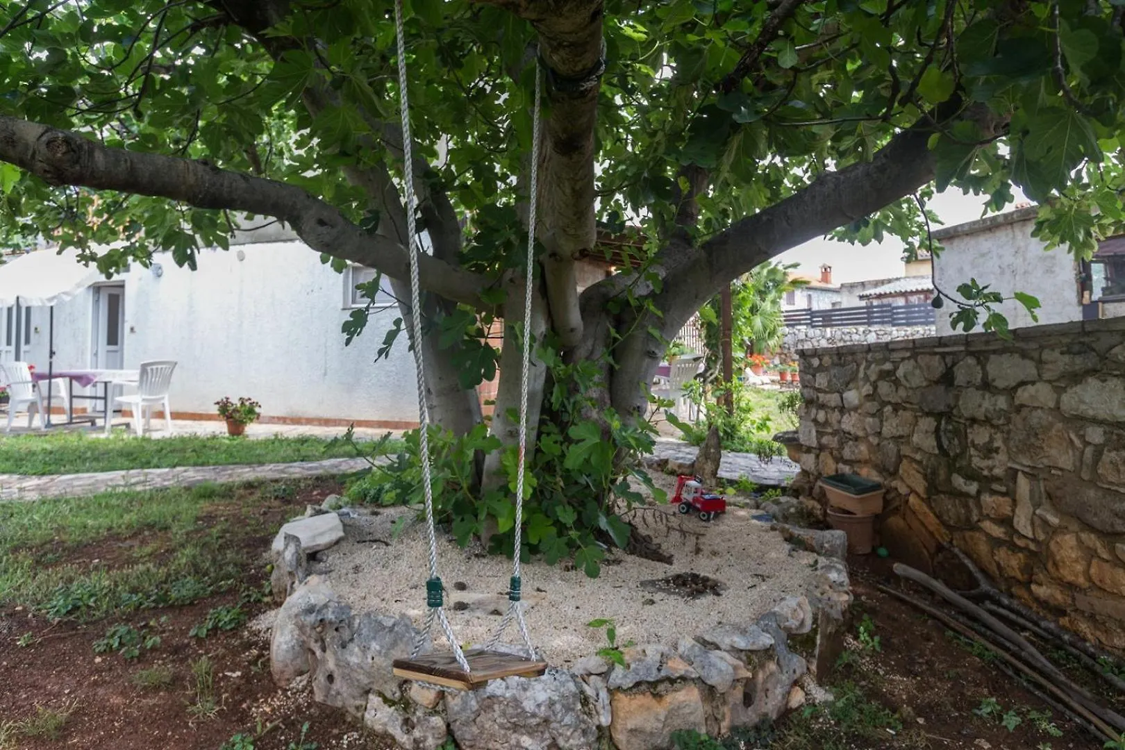 Guest house App Luka 1 - Green Garden For Children And Pets Porec Croatia