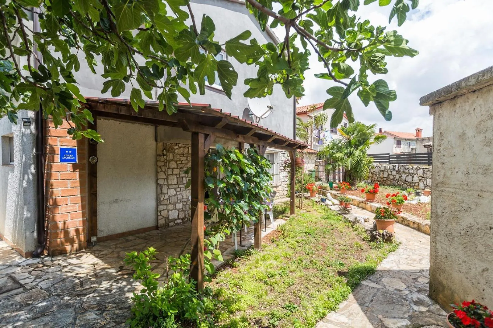 App Luka 1 - Green Garden For Children And Pets Porec Croatia